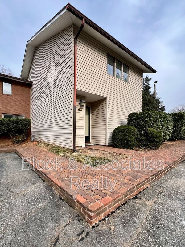 Foto del edificio - 207 Forest View Ct