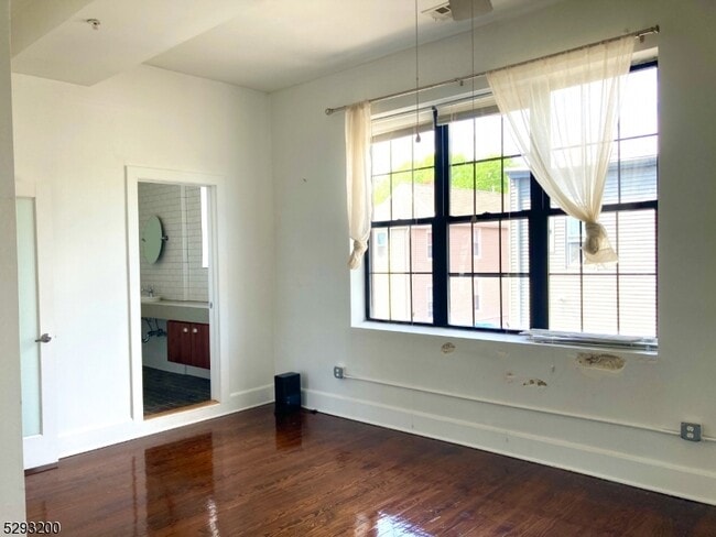 Building Photo - 988 Johnson Pl