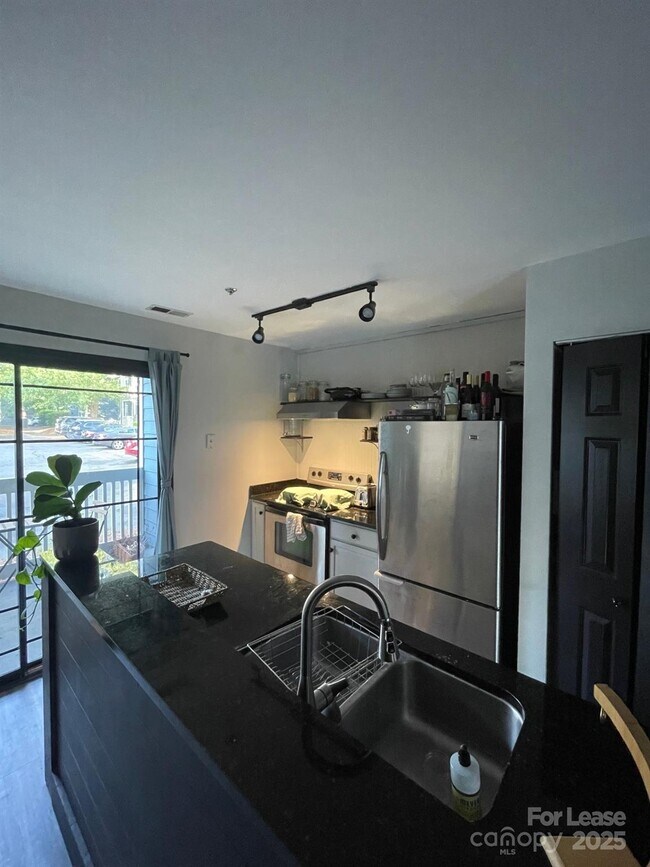 Foto del edificio - 525 Olmsted Park Pl