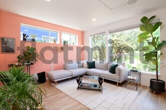 Building Photo - 208 18th Ave E