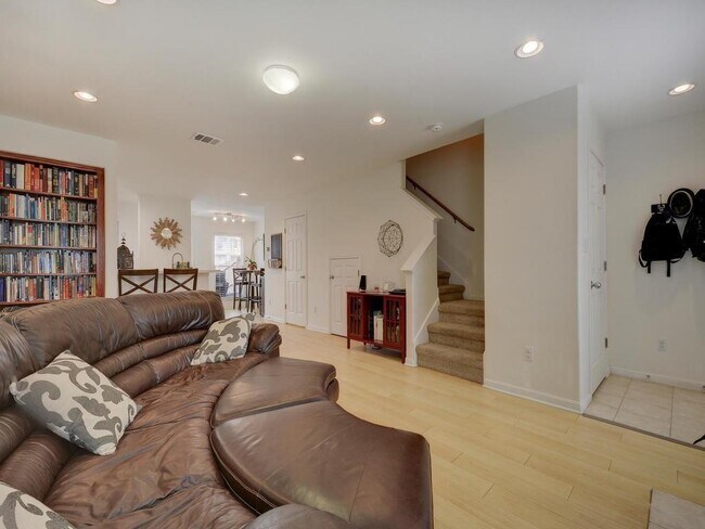 Foto del edificio - 6900 E Riverside Dr