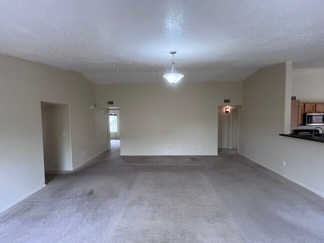 Foto del edificio - 4 Bedroom 2 Bathroom with 2 Car Garage