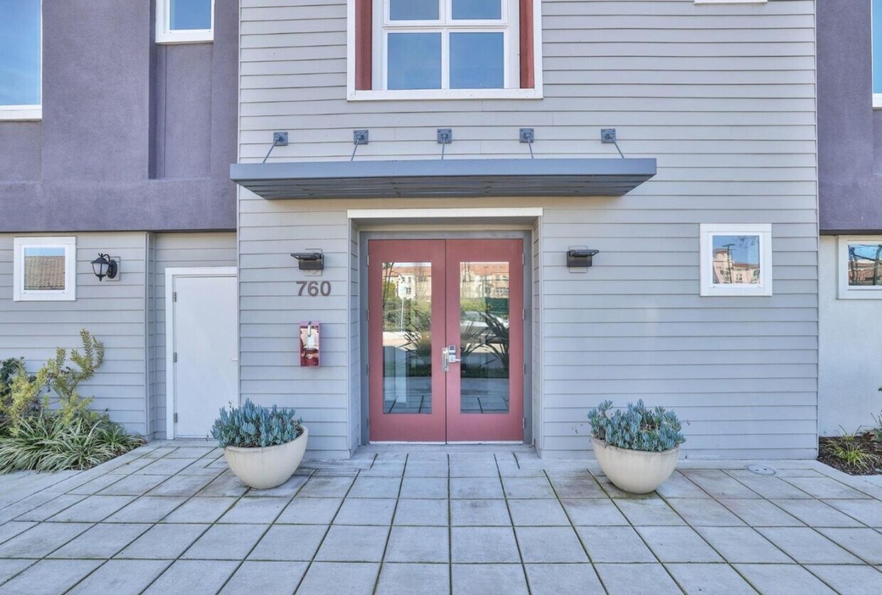 Foto principal - Milpitas Penthouse Condo 2 bed / 2 bath, m...