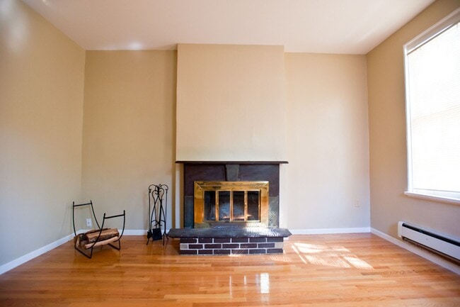 Building Photo - $1040-1 BD/1BA w Heat near Brady*** HALF O...