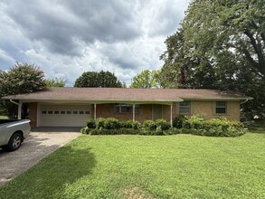 Building Photo - 1625 Green Hills Dr