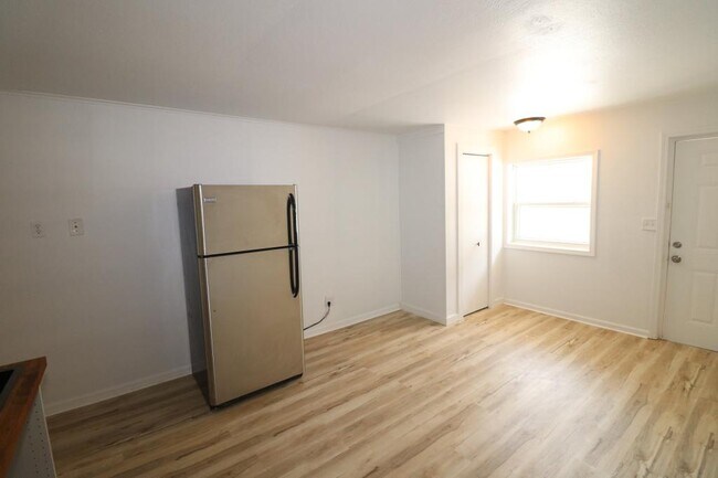 Building Photo - 21 Larue St