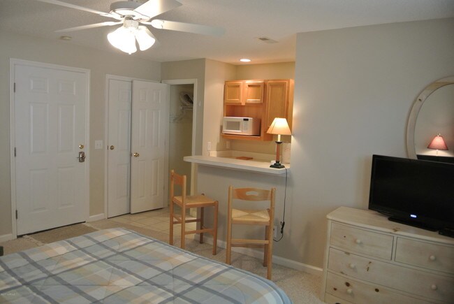 Building Photo - 3350 Club Villas Dr
