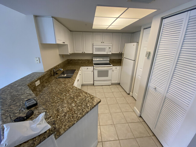 Building Photo - 1100 Crestwood Ct S