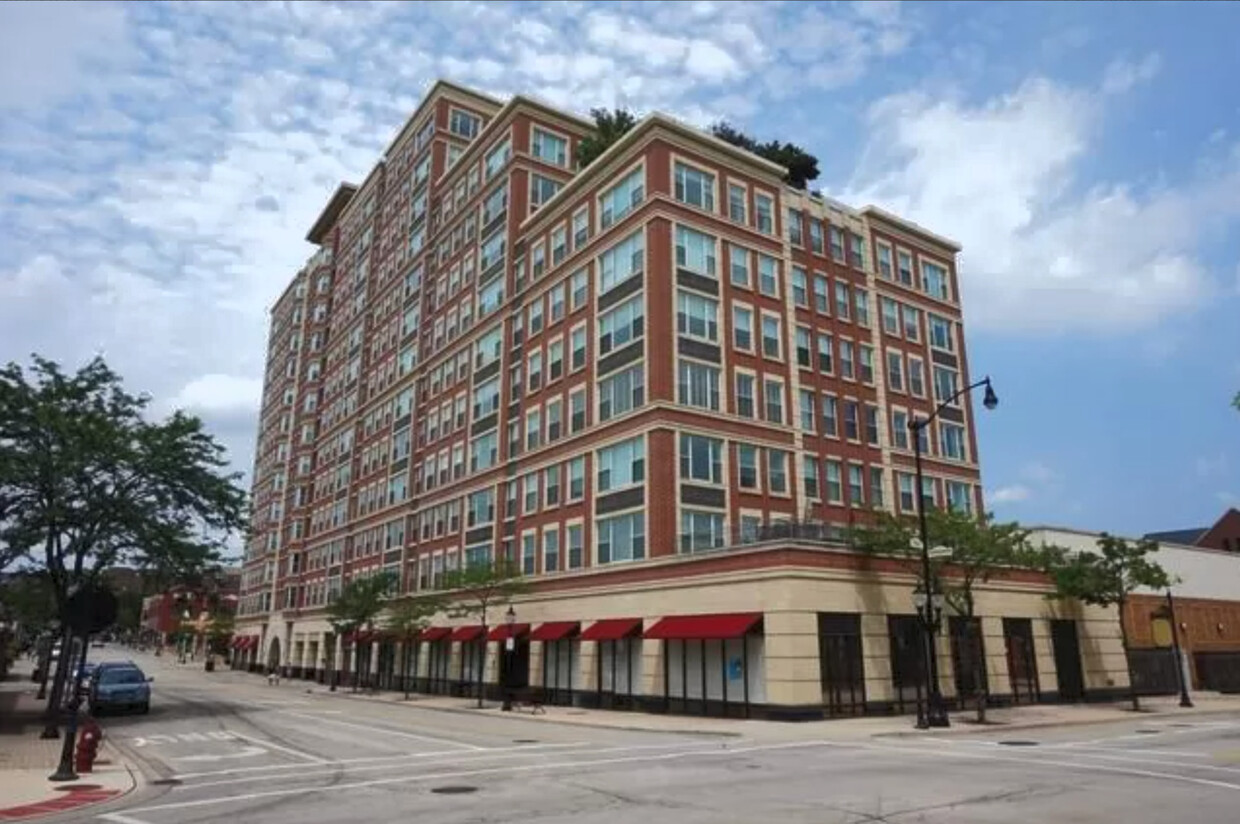 Primary Photo - 77 S Evergreen Ave