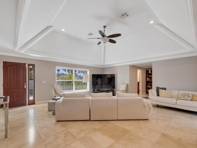 Foto del edificio - 527 E Causeway Blvd