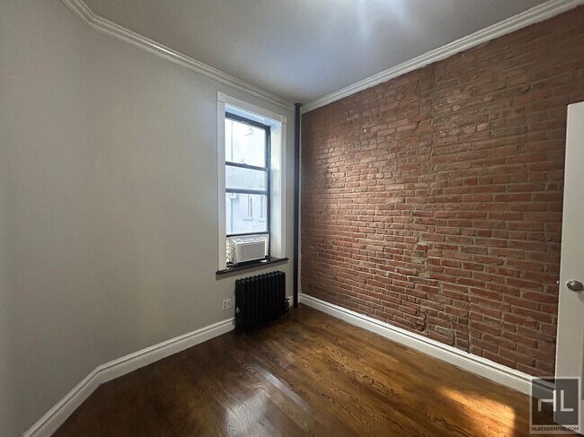 Building Photo - Clinton Street