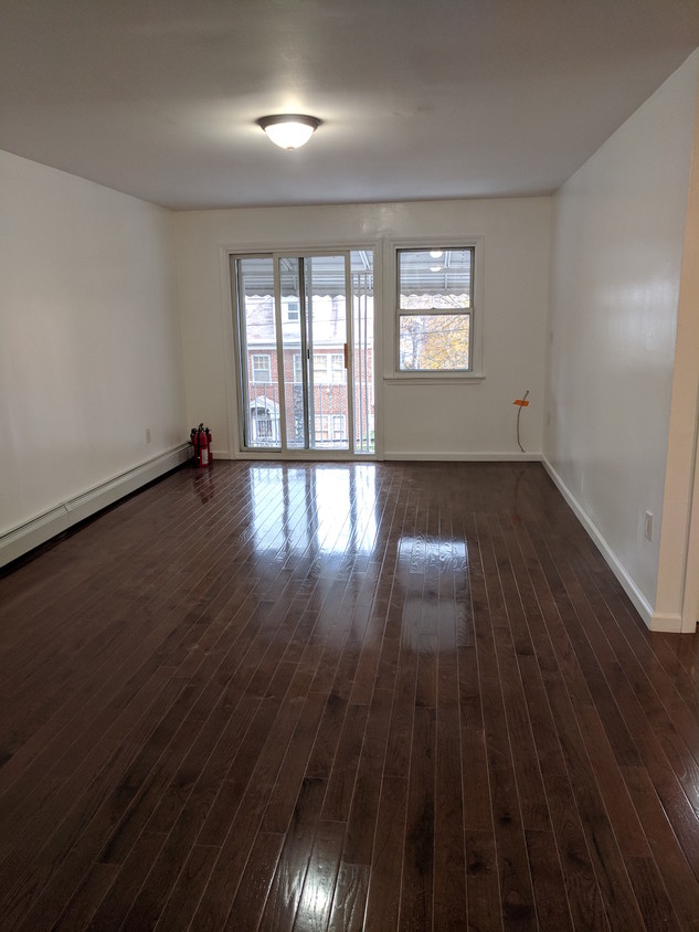 Primary Photo - 142-10 Pershing Crescent