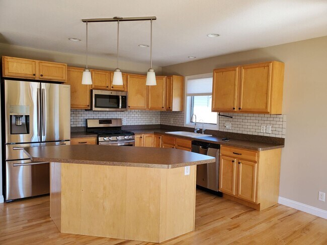 Building Photo - Great 4 bedroom 3 bathroom home in Hudson