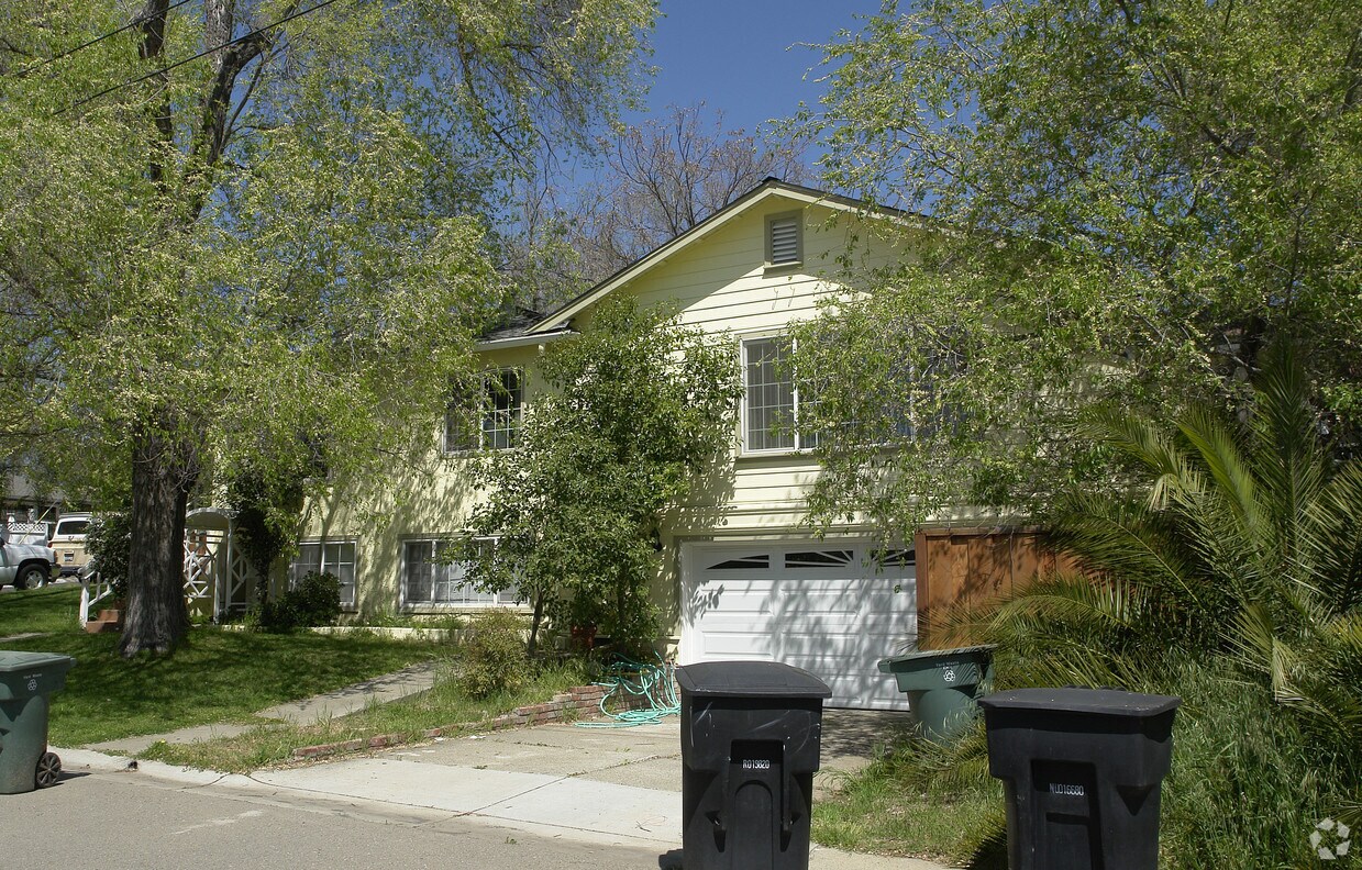 Building Photo - 520 Abbie St