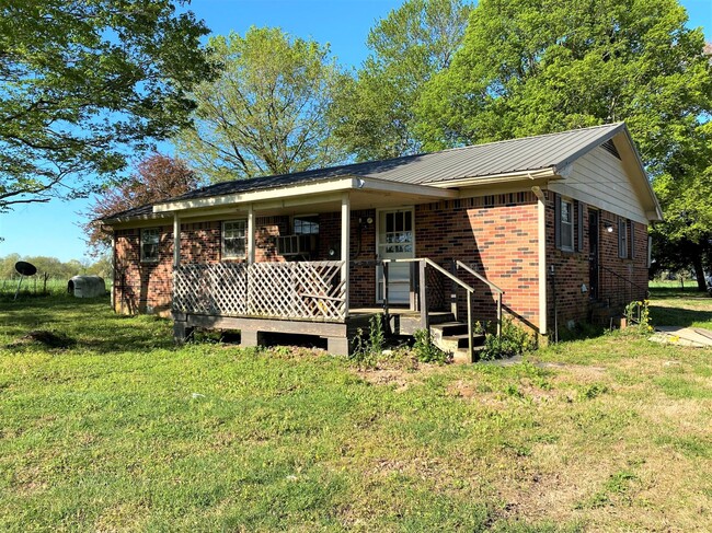 Foto del edificio - Timeless Brick Home with Large Yard!