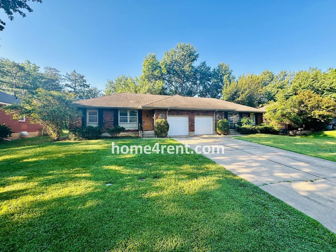 Primary Photo - Charming Duplex Style Home with New Paint, Updated Floors, Finished Basement and a Quiet Back Patio!