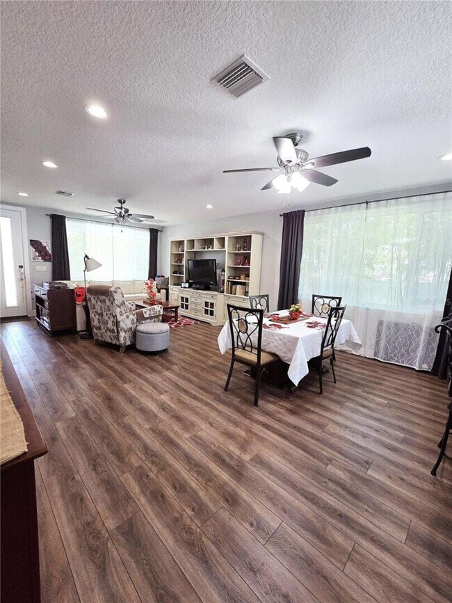 Foto del edificio - 4325 78th Ln N