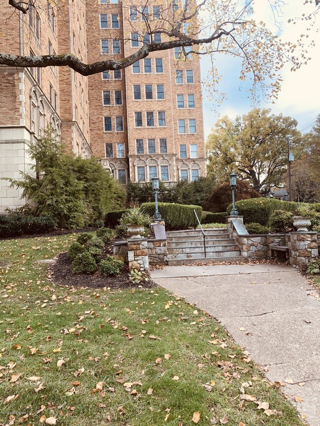 2140 Bonnycastle Ave Unit 9D, Louisville, KY 40205 Condo for Rent in