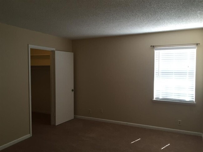 Building Photo - Renovated and Affordable Bellevue Condo