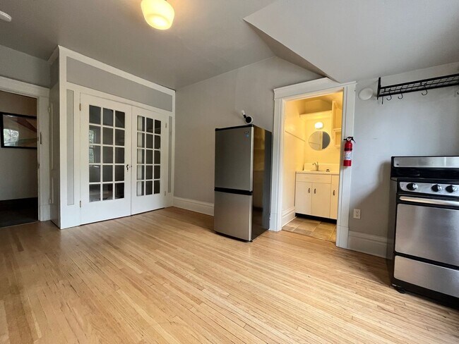 Foto del edificio - Charming Studio in Awesome University Location!