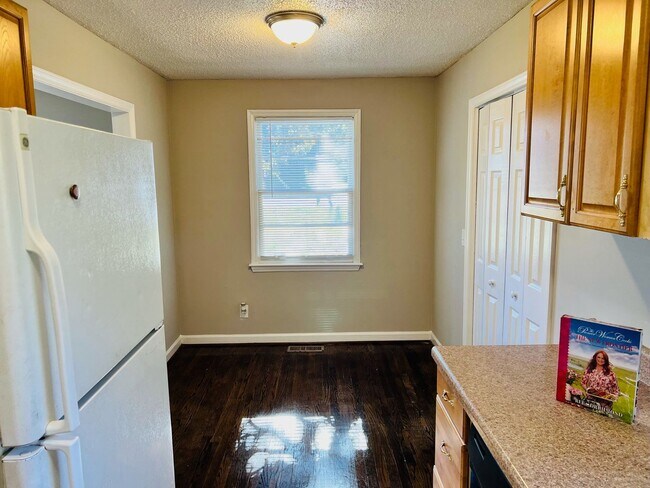 Building Photo - 3 bed, 2 bath ranch home