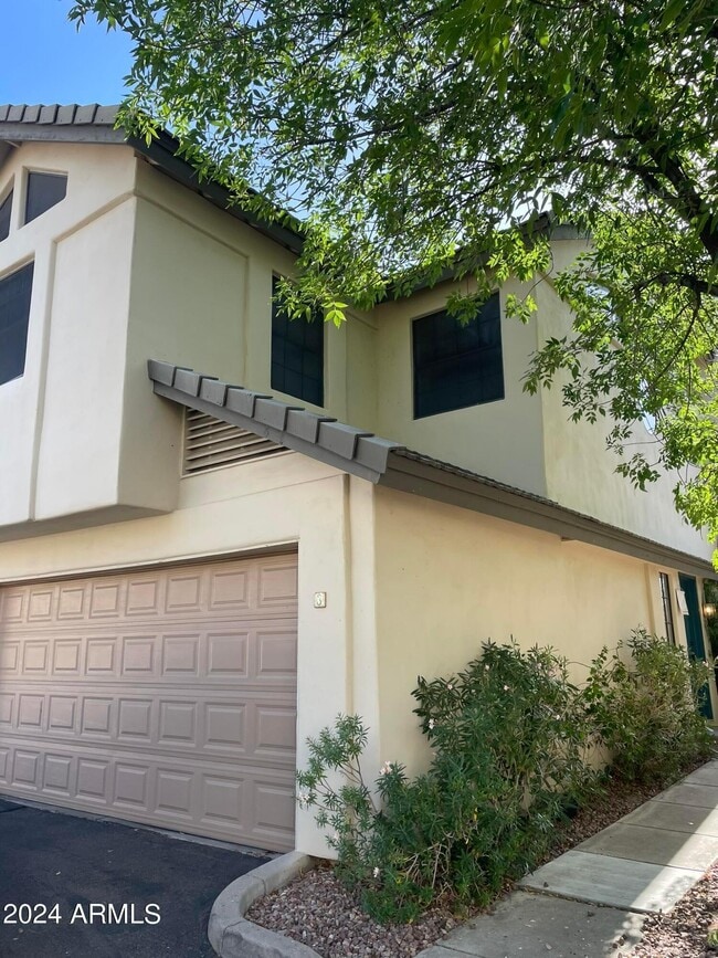 Building Photo - 1124 E Rose Ln