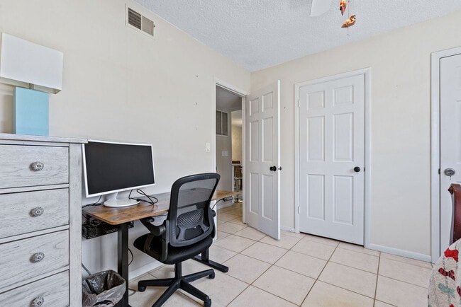 Building Photo - 3800 Saxon Dr