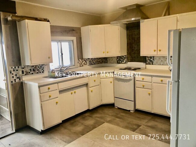 Building Photo - Custom Pioche Home