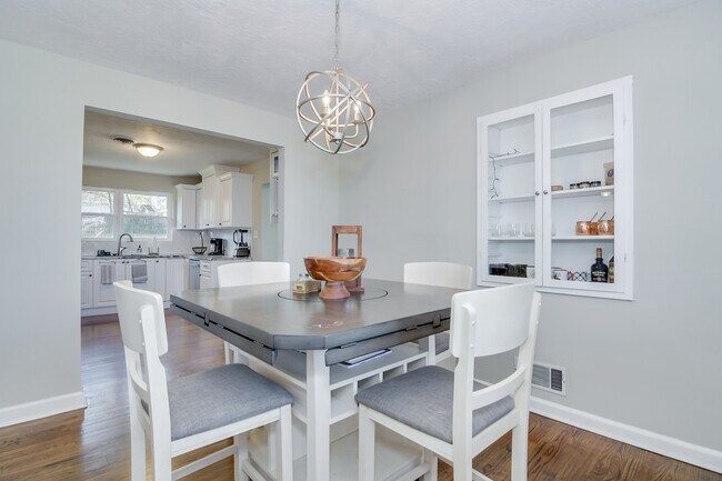 Building Photo - 2426 Brentwood Pl