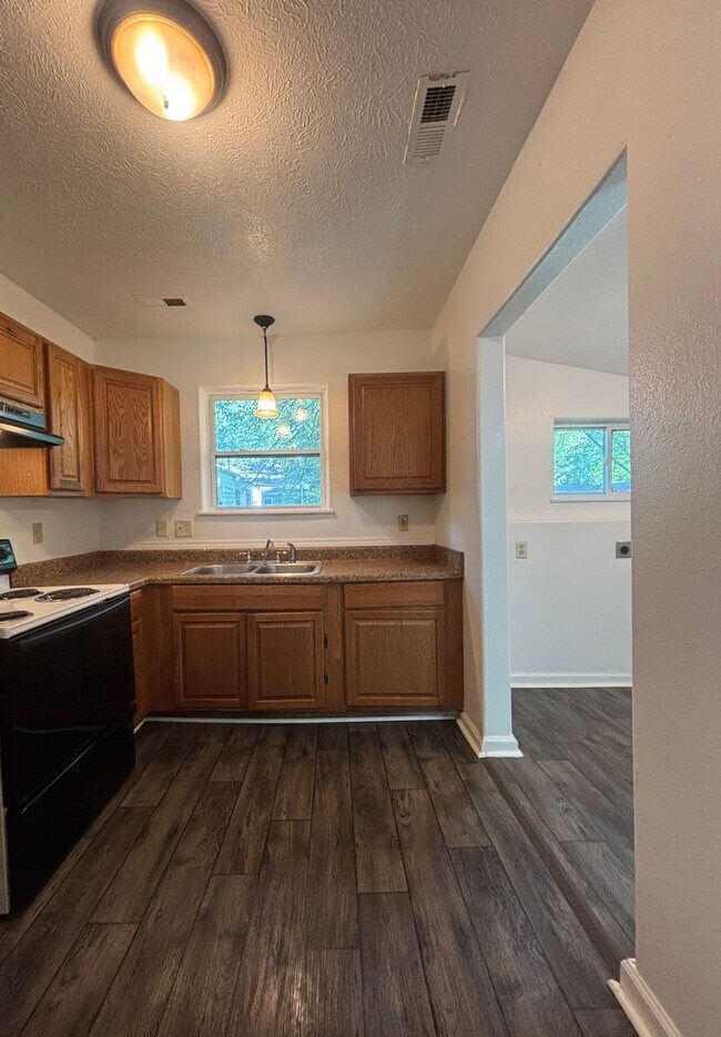 Foto del edificio - 3 Bedroom house in Southeast Springfield