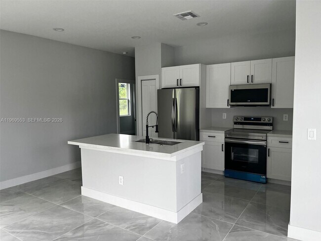 Foto del edificio - 5517 Ponce De Leon Blvd