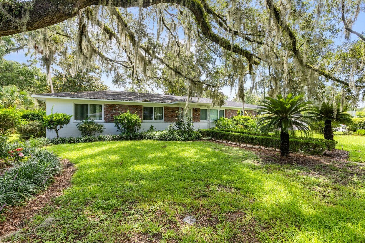 Foto principal - Recently Remodeled NW Gainesville Home