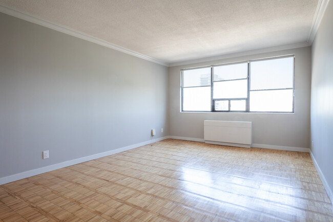 Building Photo - Yonge Bloor Studio Apartment - *3 Months F...