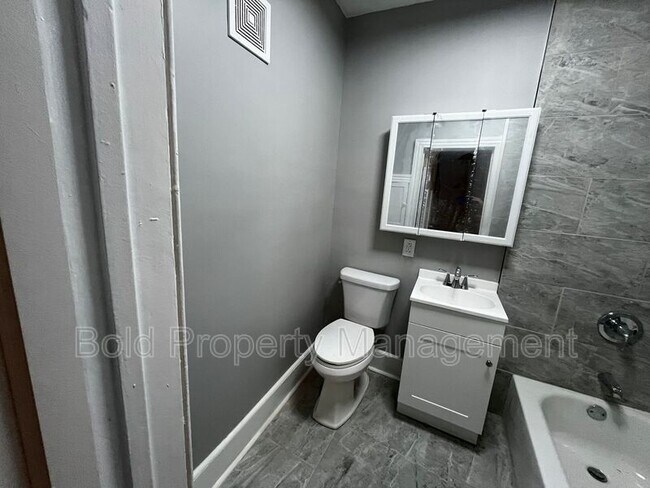 Building Photo - 923 Buttonwood St
