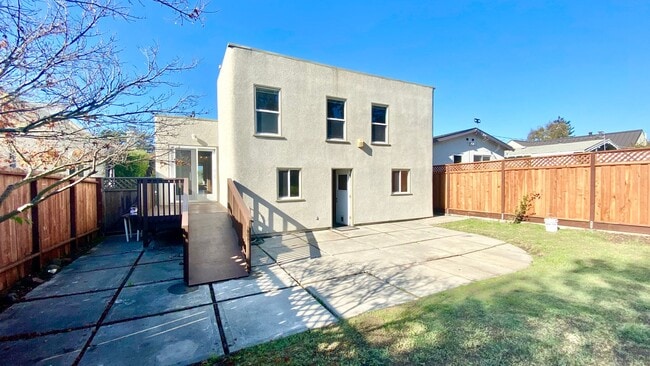 Foto del edificio - Fantastic Single Family Home w/ Huge Backyard, 1-Car Garage & Plenty of Storage Space!