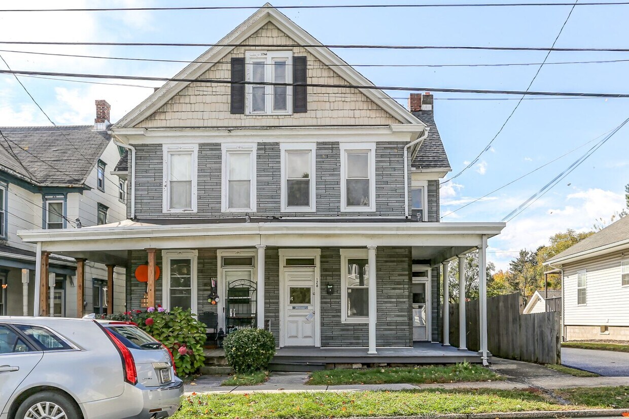 Foto principal - Three bedroom, 1.5 bath duplex