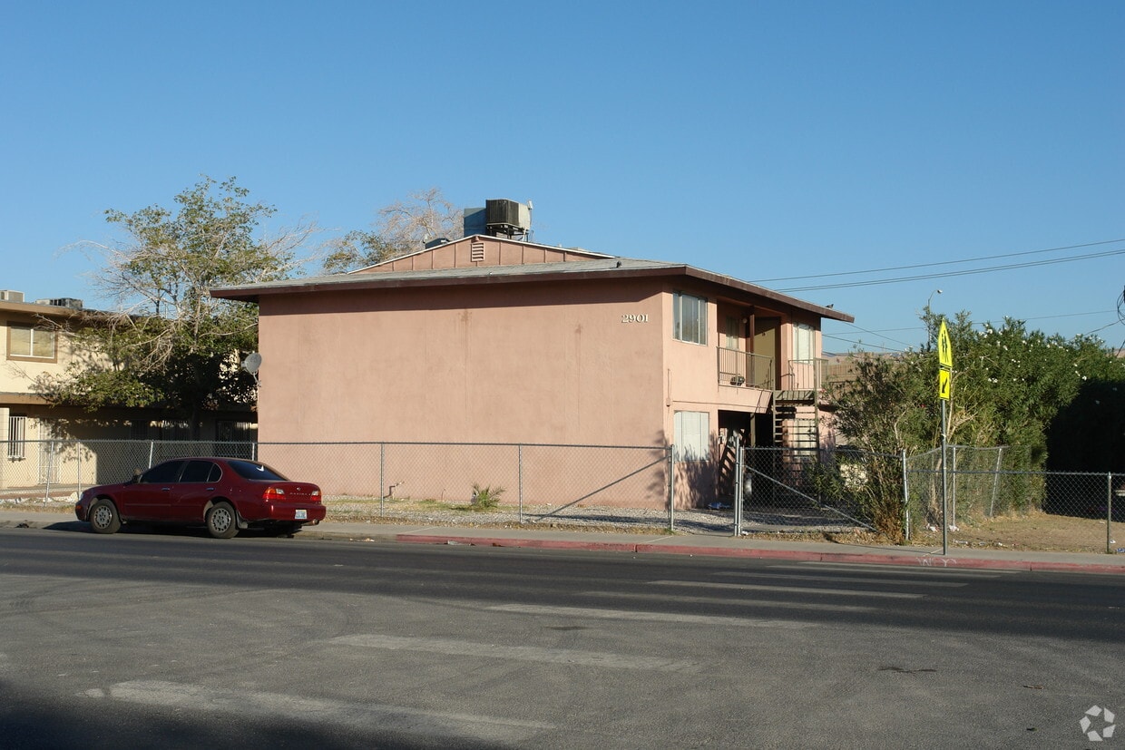 Primary Photo - Robins Nest Apartments (por)