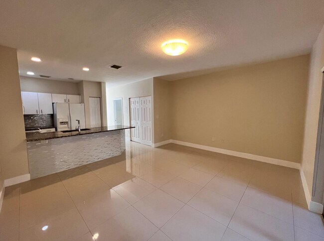 Foto del edificio - 5767 NW 115th Ct