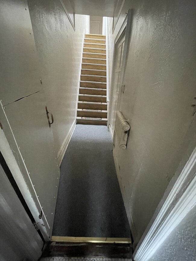 Walk up stairs - 17 Ludlam Pl