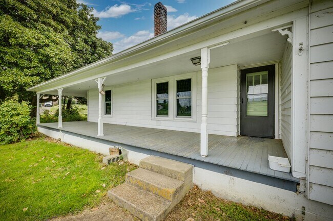 Foto del edificio - 4 Br/ 1 bath Farmhouse