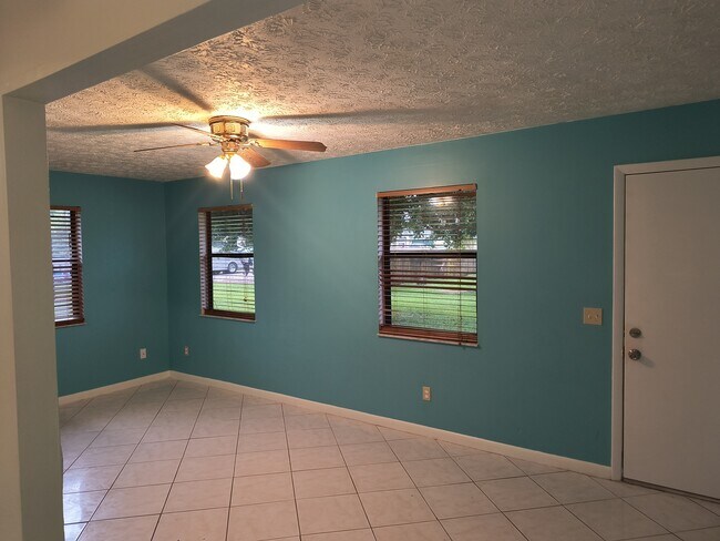 FAMILY ROOM - 5207 Myrtle Dr