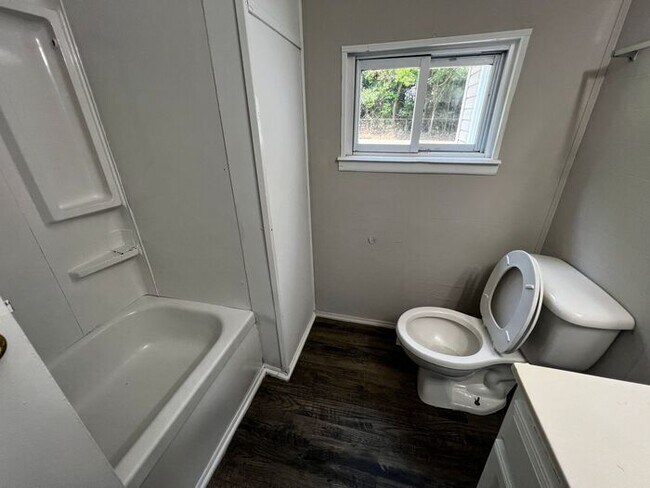 Foto del edificio - Spacious 4 Bedroom 3 Bathroom Home Located...
