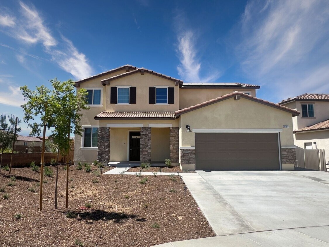 Foto principal - **Newer Built Resort style gated community...