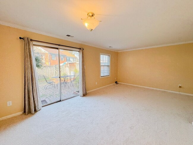 Building Photo - Relaxing 3 Bed 2 Bath Brick Townhome With Fenced Yard In Beautiful Franconia Commons