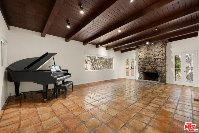Foto del edificio - 2370 Nichols Canyon Rd