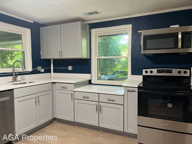 Building Photo - 2 br, 1 bath House - 113 1/2 Whitehead Road