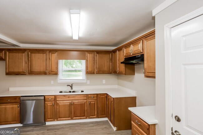 Building Photo - 15 Pine Valley Dr