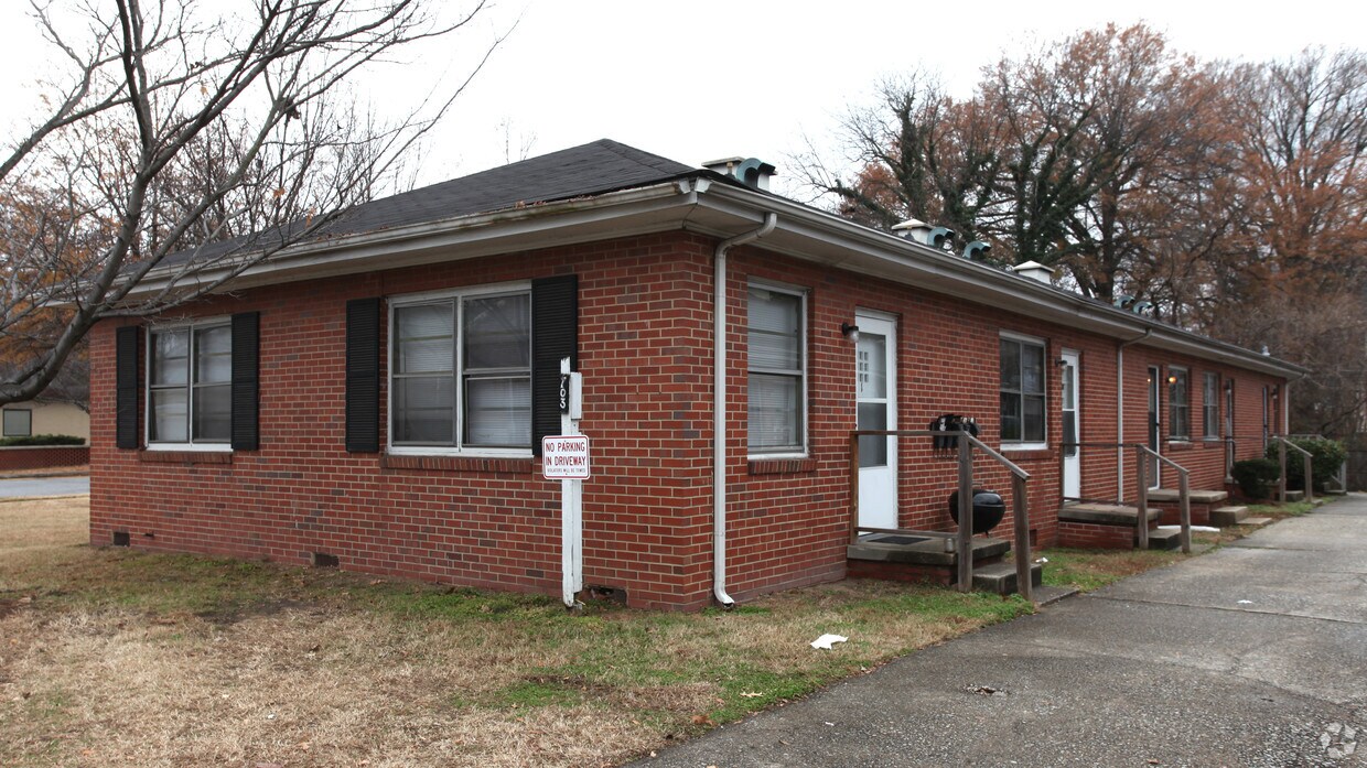 Primary Photo - 701-713 Summit Ave