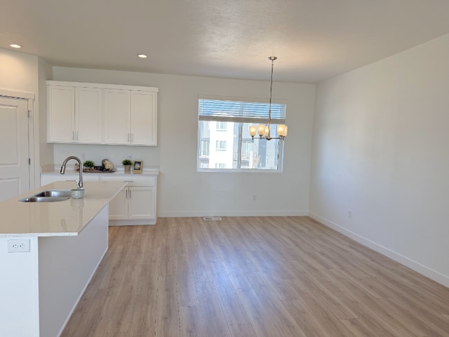 Building Photo - 548 900 W