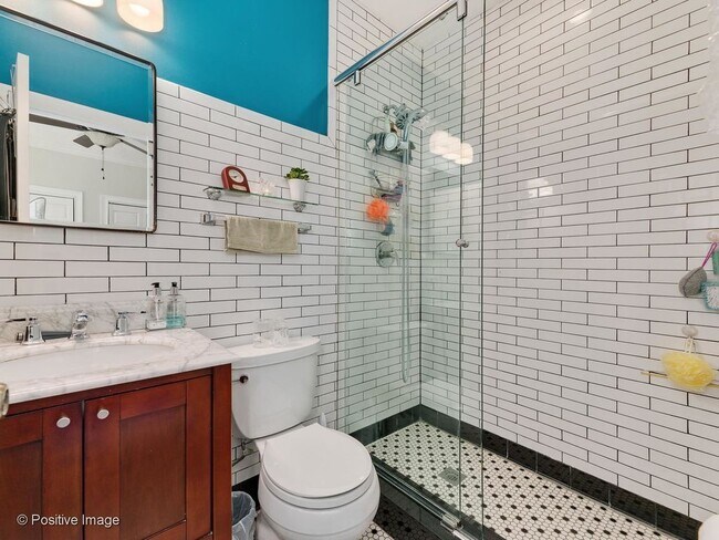 Master Bathroom - 2559 W Argyle St
